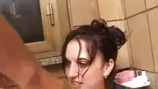 زوجة مثيرة تمص بعمق في الحمام قبل أن تُنك بقوة