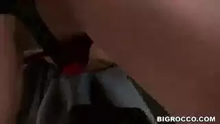 جنس قاسي: شابان يمارسان الجنس بقوة مع فتاة ممحونة