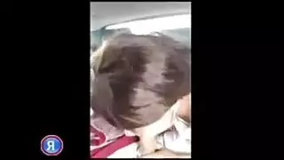 جمال شرق أوسطي يمارس الحلق العميق في المركبة