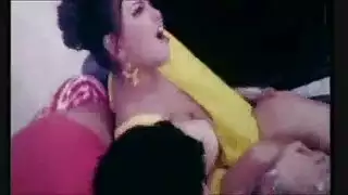 جميلة هندية ذات أثداء ضخمة تُضرب جنسياً من عاشقها اليائس