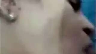 عربية جميلة تبلع الزب بعمق ثم تنتهي بوضع مبشر عنيف