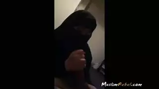 عاهرة منقبة بورنو تقدم مص قوي ولحس بظر مثير
