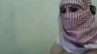 فتاة فلسطنية محجبة تظهر بزازها الفاتنة أمام الويب كام