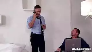 ثلاثة فحول جائعون يدكون عاهرة مثارة في كل وضعية