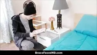 مراهقة عذراء تتعرض لأول جماع عنيف من قضيب صديقها الضخم