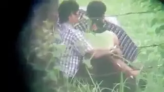 صديقة هندية ساخنة يتم تحسسها ونكها في الحديقة