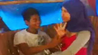 فعل إباحي في العلن: فتاة عربية محجبة تمص القضيب