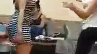 وجهة النظر: مغربيات مثيرات تخلعن ملابسهن وتركبن قضيب رجل خليجي ناضج