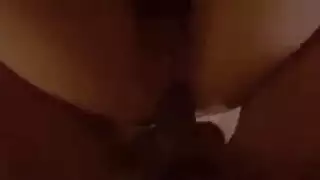فتاة عراقية مثارة تمط مهبلها الضيق بقضيب صلب ضخم