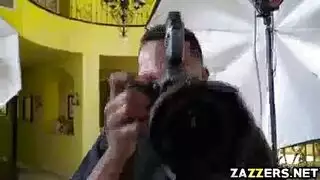 صاحبة البيت الملفاية تعتصب الشاب و تمص زبه على سريره و تركبه