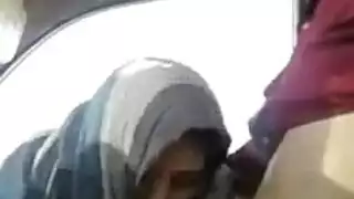 جماع سيارة عربي: وضعية الكلب في مقعد السائق