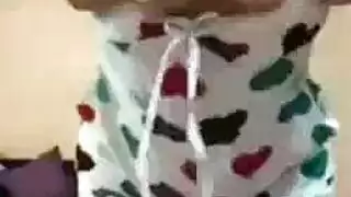 فتاة عربية تكشف عن أثدائها الطبيعية الكبيرة في عرض جنسي مباشر على الكاميرا
