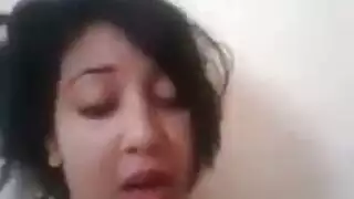 جمال عربي بدين يكشف عن كس سمين وفخذين مرفوعين في مشهد صريح