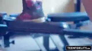 جماع عنيف يجعلها تتدفق ثم يغطي وجهها بقذفه