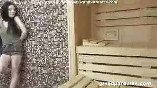 ثلاثي ساونا ساخن: إباحية مراهقات مع قضيب ناضج
