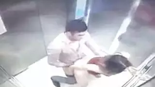 جنس مصعد ضيق: يدخل مؤخرتها من الخلف بقوة