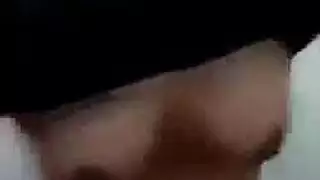 محجبة عربية ممحونة تلعب بصدرها المدور وكسها الأملس