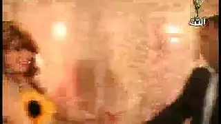 شريط جنس في الخيمة: أمير عربي ورقصة بطن في علاقة جنسية جماعية علنية