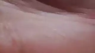 عربية جميلة تلعب بثدييها على البث المباشر