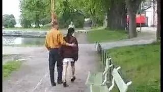 أمريكي ينيك جارته في حديقة بيتهم و ياخذها زب جامد من الخلف