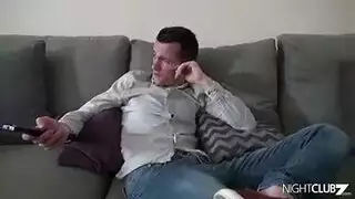 زوجة الأب تئن بصوت عال بينما ابن الزوج يضربها من الجانب