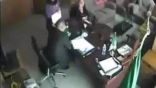 خلف الأبواب المغلقة: الكاتبة المحجبة تمتلئ بالسائل المنوي أثناء العمل الإضافي