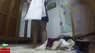 منحنية فوق كومة الغسيل لضرب قاسي على الأرض