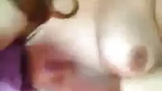 تلمس نفسها حتى النشوة ثم تطالب بقضيبه الصلب