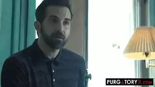 تلميذة مراهقة تمص قضيب مدرسها الأرمني الصلب في جنس محظور داخل الفصل