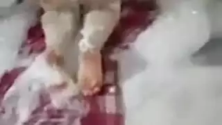 خيال زوجة الأب الإباحي: جلسة حمام سريعة مع صفع ووضعية كلب