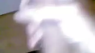 متعصب للاستمناء يدلك قضيبه الصلب حتى القذف