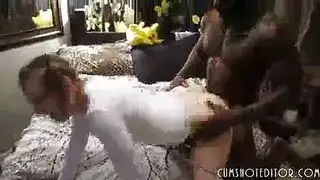 عاهرة صغيرة تأخذ قضيبًا أسودًا بوضعية كلب