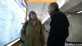 عاهرة ناضجة تبتلع قضيبًا صلبًا وسميكًا