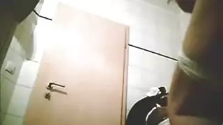 جلسة جماع قاسية للزوجين في الحمام