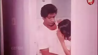 زوجة تشارك الشرج مع ابنة الصديق والحماة