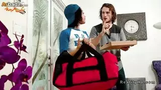 فتاه تذهب لبيت حبيبها