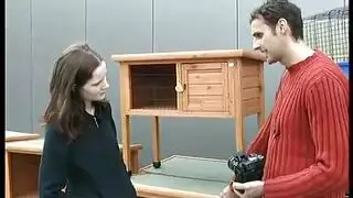 خادمة إسبانية تتدنس ثم تنظف في فيلم إباحي صريح