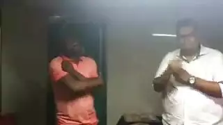 اخنقني بينما تفحطني في مؤخرتي