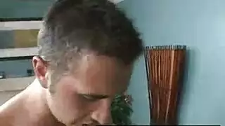 حركة منفردة خشنة: رجل يضرب مؤخرته بقضيب اصطناعي