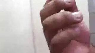 شباب وسيمون متعبون يقدمون جنسًا عنيفًا