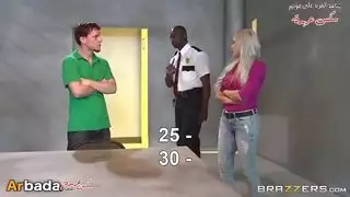 أمارس الجنس مع زوجة أبي الشبقية خلف القضبان