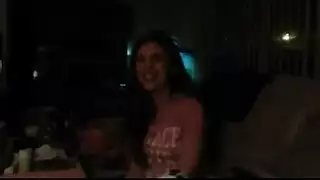 سائق التكسي ينكش راكبة مستعدة