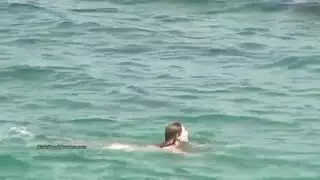 جماع على ساحل عاري: جنس كلابي علني