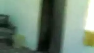أربوس عربي يدك خادمة آسيوية بقوة في غرفة نومه