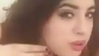 امرء محجة تعرض نفسا