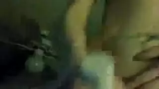 جلسة تصوير إيروتيكية مع سائل منوي على الثديين