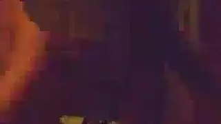 بالغة بالكاد تمتد فتحاتها في فعل إباحي صريح وقاس
