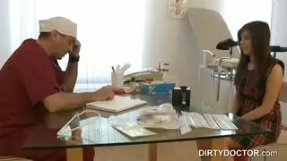 دكتورا يفحص زب