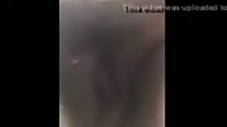 عاهرة مثيرة تمتلئ بعدة زبور