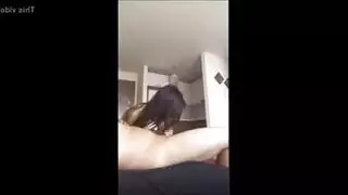 بنت نحيفه وصدرها مرهل